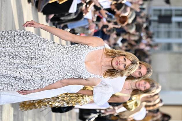 Laura Dern parades for Gabriela Hearst Womens Collection Prêt à Porter Printemps Eté 2026 at Paris Fashion Week PFW , in Paris, France, on October 01, 2025 Bestimage Laura Dern on the runway at the Gabriela Hearst fashion show as part of Spring Summer 2026 Paris Fashion Week on October 01, 2025 in Paris, France Paris France  Copyright: xAgencex xBestimagexAgencex xBestimagex