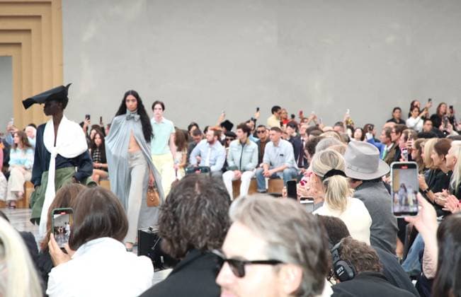 Christian Dior Womenswear Spring Summer 2026 show as part of Paris Fashion Week PFW , Jardin des Tuileries, Paris, France, October 1st, 2025 Bertrand Rindoff Bestimage Runway Christian Dior Womenswear Spring Summer 2026 show as part of Paris Fashion Week on October 1st, 2025 in Paris, France Paris France  Copyright: xRINDOFF-BORDEx xBESTIMAGExRINDOFF-BORDEx xBESTIMAGEx