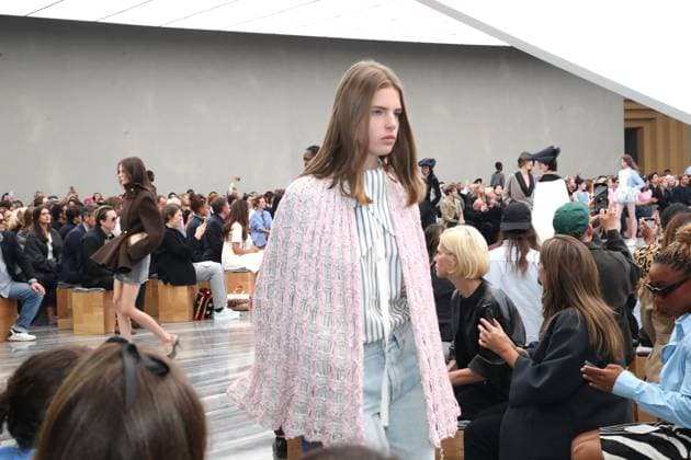 Christian Dior Womenswear Spring Summer 2026 show as part of Paris Fashion Week PFW , Jardin des Tuileries, Paris, France, October 1st, 2025 Bertrand Rindoff Bestimage Runway Christian Dior Womenswear Spring Summer 2026 show as part of Paris Fashion Week on October 1st, 2025 in Paris, France Paris France  Copyright: xRINDOFF-BORDEx xBESTIMAGExRINDOFF-BORDEx xBESTIMAGEx