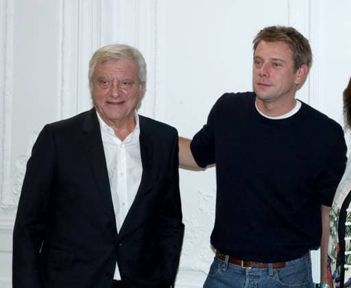 Sidney Toledano and J W Anderson at the Greeting of the Christian Dior Womenswear Collection Prêt à Porter Spring Summer 2026 show as part of Paris Fashion Week PFW , in the Jardin des Tuileries, in Paris, France, October 1st, 2025 Bertrand Rindoff Bestimage Greeting Christian Dior Womenswear Spring Summer 2026 show as part of Paris Fashion Week on October 1st, 2025 in Paris, France Paris France  Copyright: xBERTRANDxRINDOFFxPETROFFx xBESTIMAGExBERTRANDxRINDOFFxPETROFFx xBESTIMAGEx