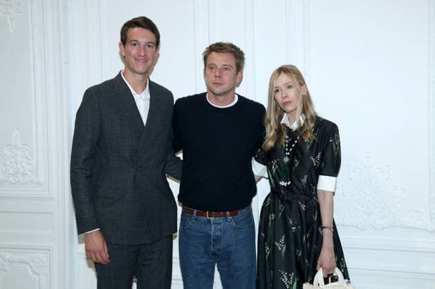 J W Anderson, between Alexandre Arnault and his wife Géraldine Guyot Arnault at the Greeting of the Christian Dior Womenswear Collection Prêt à Porter Spring Summer 2026 show as part of Paris Fashion Week PFW , in the Jardin des Tuileries, in Paris, France, October 1st, 2025 Bertrand Rindoff Bestimage Greeting Christian Dior Womenswear Spring Summer 2026 show as part of Paris Fashion Week on October 1st, 2025 in Paris, France Paris France  Copyright: xBERTRANDxRINDOFFxPETROFFx xBESTIMAGExBERTRANDxRINDOFFxPETROFFx xBESTIMAGEx