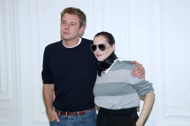 J W Anderson et Amira Casar au Greeting du défilé Christian Dior Collection Femme Prêt à Porter Printemps Eté 2026 lors de la Fashion Week de Paris PFW , dans le Jardin des Tuileries, à Paris, France, le 1er octobre 2025 Bertrand Rindoff Bestimage Greeting Christian Dior Womenswear Spring Summer 2026 show as part of Paris Fashion Week on October 1st, 2025 in Paris, France Paris France  Copyright: xBERTRANDxRINDOFFxPETROFFx xBESTIMAGExBERTRANDxRINDOFFxPETROFFx xBESTIMAGEx