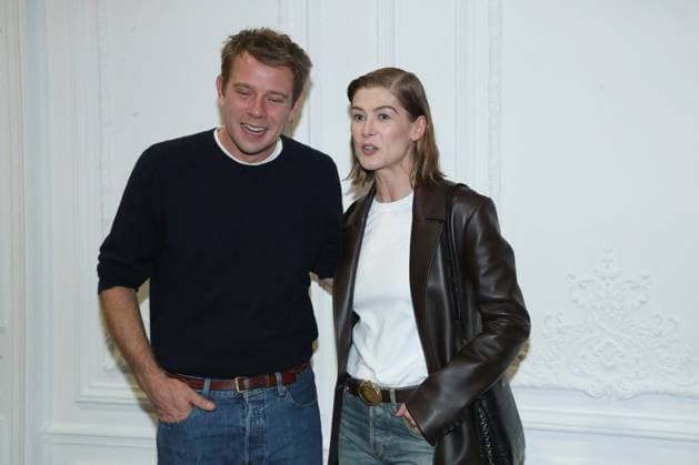 J W Anderson et Rosamund Pike au Greeting du défilé Christian Dior Collection Femme Prêt à Porter Printemps Eté 2026 lors de la Fashion Week de Paris PFW , dans le Jardin des Tuileries, à Paris, France, le 1er octobre 2025 Bertrand Rindoff Bestimage Greeting Christian Dior Womenswear Spring Summer 2026 show as part of Paris Fashion Week on October 1st, 2025 in Paris, France Paris France  Copyright: xBERTRANDxRINDOFFxPETROFFx xBESTIMAGExBERTRANDxRINDOFFxPETROFFx xBESTIMAGEx