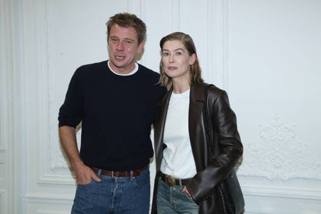 J W Anderson et Rosamund Pike au Greeting du défilé Christian Dior Collection Femme Prêt à Porter Printemps Eté 2026 lors de la Fashion Week de Paris PFW , dans le Jardin des Tuileries, à Paris, France, le 1er octobre 2025 Bertrand Rindoff Bestimage Greeting Christian Dior Womenswear Spring Summer 2026 show as part of Paris Fashion Week on October 1st, 2025 in Paris, France Paris France  Copyright: xBERTRANDxRINDOFFxPETROFFx xBESTIMAGExBERTRANDxRINDOFFxPETROFFx xBESTIMAGEx