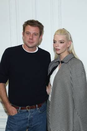 J W Anderson et Anya Taylor Joy au Greeting du défilé Christian Dior Collection Femme Prêt à Porter Printemps Eté 2026 lors de la Fashion Week de Paris PFW , dans le Jardin des Tuileries, à Paris, France, le 1er octobre 2025 Bertrand Rindoff Bestimage Greeting Christian Dior Womenswear Spring Summer 2026 show as part of Paris Fashion Week on October 1st, 2025 in Paris, France Paris France  Copyright: xBERTRANDxRINDOFFxPETROFFx xBESTIMAGExBERTRANDxRINDOFFxPETROFFx xBESTIMAGEx