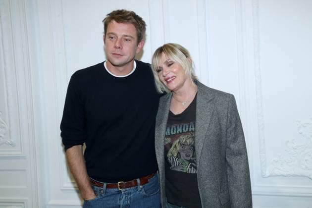 J W Anderson et Emmanuelle Seigner au Greeting du défilé Christian Dior Collection Femme Prêt à Porter Printemps Eté 2026 lors de la Fashion Week de Paris PFW , dans le Jardin des Tuileries, à Paris, France, le 1er octobre 2025 Bertrand Rindoff Bestimage Greeting Christian Dior Womenswear Spring Summer 2026 show as part of Paris Fashion Week on October 1st, 2025 in Paris, France Paris France  Copyright: xBERTRANDxRINDOFFxPETROFFx xBESTIMAGExBERTRANDxRINDOFFxPETROFFx xBESTIMAGEx