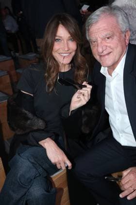 Carla Bruni and Sidney Toledano at the Front Row of the Christian Dior Womenswear Spring Summer 2026 show as part of Paris Fashion Week PFW , in the Jardin des Tuileries, Paris, France, October 1st, 2025 Bertrand Rindoff Bestimage Front Row Christian Dior Womenswear Spring Summer 2026 show as part of Paris Fashion Week on October 1st, 2025 in Paris, France Paris France  Copyright: xRINDOFF-BORDEx xBESTIMAGExRINDOFF-BORDEx xBESTIMAGEx
