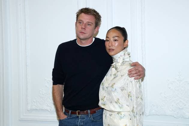 J W Anderson and Greta Lee at the Greeting of the Christian Dior Womenswear Collection Prêt à Porter Spring Summer 2026 show as part of Paris Fashion Week PFW , in the Jardin des Tuileries, in Paris, France, October 1st, 2025 Bertrand Rindoff Bestimage Greeting Christian Dior Womenswear Spring Summer 2026 show as part of Paris Fashion Week on October 1st, 2025 in Paris, France Paris France  Copyright: xBertrandxRindoff BestimagexBertrandxRindoff Bestimagex