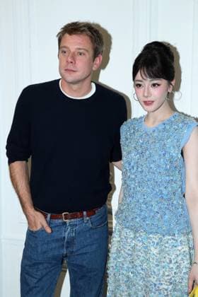 J W Anderson and Dilraba Dilmurat at the Greeting of the Christian Dior Womenswear Collection Prêt à Porter Spring Summer 2026 show as part of Paris Fashion Week PFW , in the Jardin des Tuileries, in Paris, France, October 1st, 2025 Bertrand Rindoff Bestimage Greeting Christian Dior Womenswear Spring Summer 2026 show as part of Paris Fashion Week on October 1st, 2025 in Paris, France Paris France  Copyright: xBertrandxRindoff BestimagexBertrandxRindoff Bestimagex