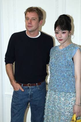 J W Anderson and Dilraba Dilmurat at the Greeting of the Christian Dior Womenswear Collection Prêt à Porter Spring Summer 2026 show as part of Paris Fashion Week PFW , in the Jardin des Tuileries, in Paris, France, October 1st, 2025 Bertrand Rindoff Bestimage Greeting Christian Dior Womenswear Spring Summer 2026 show as part of Paris Fashion Week on October 1st, 2025 in Paris, France Paris France  Copyright: xBertrandxRindoff BestimagexBertrandxRindoff Bestimagex