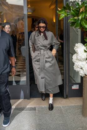 Kendall Jenner exits the Schiaparelli boutique during Paris Fashion Week PFW at Place Vendôme in Paris, France, on October 1st, 2025 Yehiel Cherkroune Bestimage Kendall Jenner exits the Schiaparelli boutique during Paris Fashion Week PFW at Place Vendôme in Paris, France, on October 1st, 2025 Paris France  Copyright: xYehielxChekrounex xBestimagexYehielxChekrounex xBestimagex
