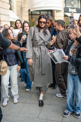 Kendall Jenner exits the Schiaparelli boutique during Paris Fashion Week PFW at Place Vendôme in Paris, France, on October 1st, 2025 Yehiel Cherkroune Bestimage Kendall Jenner exits the Schiaparelli boutique during Paris Fashion Week PFW at Place Vendôme in Paris, France, on October 1st, 2025 Paris France  Copyright: xYehielxChekrounex xBestimagexYehielxChekrounex xBestimagex