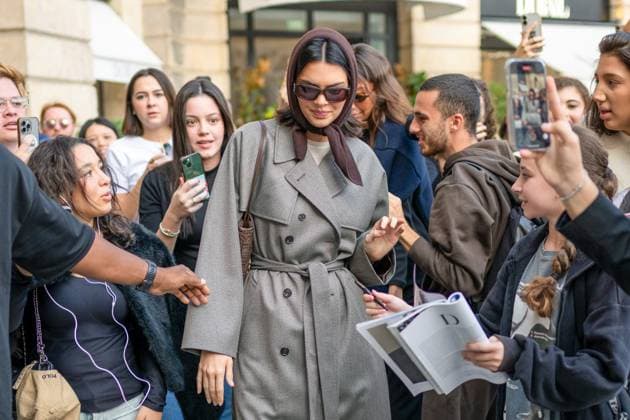 Kendall Jenner exits the Schiaparelli boutique during Paris Fashion Week PFW at Place Vendôme in Paris, France, on October 1st, 2025 Yehiel Cherkroune Bestimage Kendall Jenner exits the Schiaparelli boutique during Paris Fashion Week PFW at Place Vendôme in Paris, France, on October 1st, 2025 Paris France  Copyright: xYehielxChekrounex xBestimagexYehielxChekrounex xBestimagex