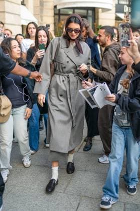Kendall Jenner exits the Schiaparelli boutique during Paris Fashion Week PFW at Place Vendôme in Paris, France, on October 1st, 2025 Yehiel Cherkroune Bestimage Kendall Jenner exits the Schiaparelli boutique during Paris Fashion Week PFW at Place Vendôme in Paris, France, on October 1st, 2025 Paris France  Copyright: xYehielxChekrounex xBestimagexYehielxChekrounex xBestimagex