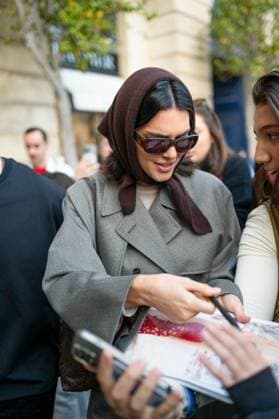 Kendall Jenner exits the Schiaparelli boutique during Paris Fashion Week PFW at Place Vendôme in Paris, France, on October 1st, 2025 Yehiel Cherkroune Bestimage Kendall Jenner exits the Schiaparelli boutique during Paris Fashion Week PFW at Place Vendôme in Paris, France, on October 1st, 2025 Paris France  Copyright: xYehielxChekrounex xBestimagexYehielxChekrounex xBestimagex