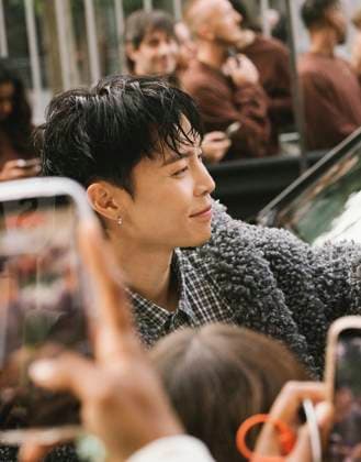 Johnny Suh on arrivals at the Acné Studio Womenswear Collection Prêt à Porter Printemps Eté 2026 show as part of Paris Fashion Week PFW , in Paris, France, on October 1st, 2025 Sam Delpech Bestimage Arrivals Acné Studio Womenswear Spring Summer 2026 show as part of Paris Fashion Week on October 1st, 2025 in Paris, France Paris France  Copyright: xSamxDelpechx xBestimagexSamxDelpechx xBestimagex