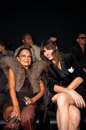 Michèle Lamy et Lou Doillon au Front Row au défilé Tom Ford Collection Femme Prêt à Porter Printemps Eté 2026 lors de la Fashion Week de Paris PFW , Place Vendôme, à Paris, France, le 1er octobre 2025 Pierre Perusseau Bestimage Front Row Tom Ford fashion show as part of Spring Summer 2026 Paris Fashion Week on October 01, 2025 in Paris, France Paris France  Copyright: xTizianoxDaxSilvax-xPierrexPerusseaux xBestimagexTizianoxDaxSilvax-xPierrexPerusseaux xBestimagex