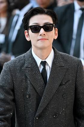 PFW Tom Ford Outside Arrivals Ji Chang-wook arriving at Tom Ford Show during Paris Fashion Week in Paris, France on October 1, 2025. Photo by Julien Reynaud APS-Medias ABACAPRESS.COM Paris France  Copyright: xReynaudxJulien APS-Medias ABACAx