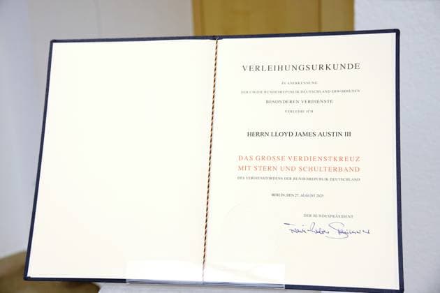 Lloyd James Austin III erhält Verdienstorden der BRD im Verteidigungsministerium, Berlin, 01.10.2025 Feature: Verleihungsurkunde - Verleihung des Verdienstordens der Bundesrepublik Deutschland an Lloyd James Austin III als Anerkennung für sein persönliches Engagement zur Stärkung der deutsch-amerikanischen Freundschaft sowie der bilateralen verteidigungs- und militärpolitischen Zusammenarbeit im Bundesministerium der Verteidigung, Berlin, 01.10.25 Berlin Bundesministerium der Verteidigung Berlin Deutschland *** Lloyd James Austin III receives the Order of Merit of the Federal Republic of Germany at the Ministry of Defense, Berlin, 01 10 2025 Feature Award certificate Award of the Order of Merit of the Federal Republic of Germany to Lloyd Ja Copyright: xHolgerxMuchx