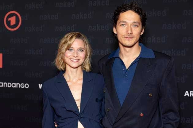 Actress Svenja JUNG left with actor Noah SAAVEDRA right , portrait, portrait, half figure, friendly, happy, laughing, at the premiere of the ARD WDR TV series ,naked, at the Filmpalast Koeln, on 01 10 2025