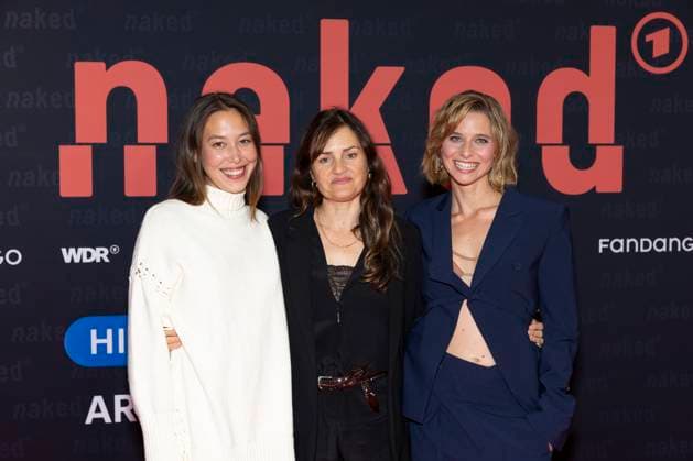 Actress Svenja JUNG right with actress Malaya Stern TAKEDA left and director Bettina OBERLI mi , portrait, portrait, half figure, friendly, laughing, at the premiere of the ARD WDR TV series ,naked, at the Filmpalast Koeln, on 01 10 2025
