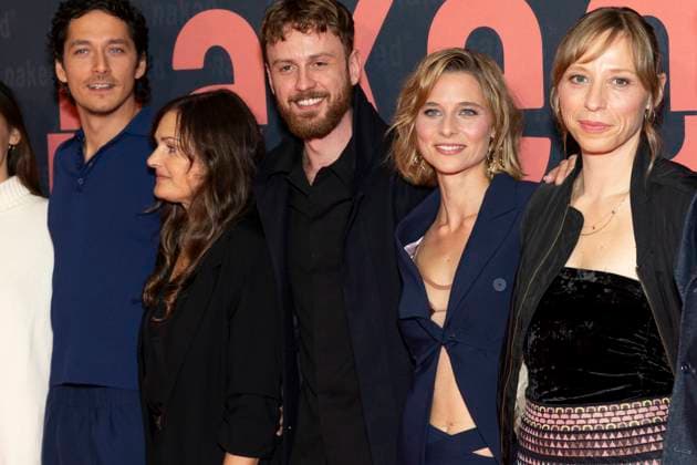 The actors and actresses from left to right Malya Stern TAKEDA, Noah SAAVEDRA, Bettina OBERLI director , Marco GIANNI and Svenja JUNG, friendly, laughing, at the premiere of the ARD WDR TV series ,naked, at the Filmpalast Koeln, on 01 10 2025