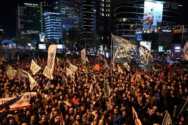 News Bilder des Tages Israel s attack on the Global Sumud Flotilla protested in Istanbul ISTANBUL, TURKIYE - OCTOBER 1: People organize a protest against Israel s attacks on the Global Sumud Flotilla, which was heading to Gaza to break the blockade and deliver humanitarian aid, in Istanbul, Turkiye on October 1, 2025. Members of the Anatolian Youth Association (AGD), the Islamic Solidarity Platform, and numerous civil society organizations gathered in front of the Barbaros Hayrettin Pasa Mosque in Levent and marched to the Israeli Consulate General in Besiktas. Cem Tekkesinoglu Anadolu Istanbul Turkey. Editorial use only. Please get in touch for any other usage.  Copyright: x2025xAnadoluxCemxTekkesinoglux