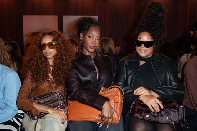 PFW Acne Studios Front Row Ravyn Lenae, Tems and Shygirl attending the Acne Studios Womenswear Spring Summer 2026 show as part of Paris Fashion Week in Paris, France on October 01, 2025. Photo by Aurore Marechal ABACAPRESS.COM Paris France  Copyright: xMarechalxAurore ABACAx
