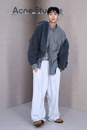 PFW Acne Studios Photocall Johnny Suh attending the Acne Studios Womenswear Spring Summer 2026 show as part of Paris Fashion Week in Paris, France on October 01, 2025. Photo by Aurore Marechal ABACAPRESS.COM Paris France  Copyright: xMarechalxAurore ABACAx