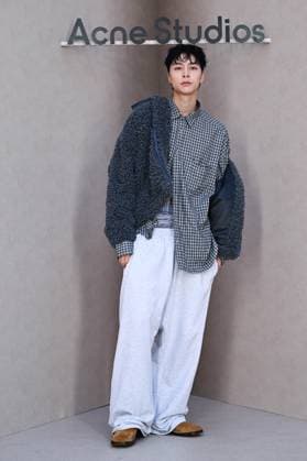 PFW Acne Studios Photocall Johnny Suh attending the Acne Studios Womenswear Spring Summer 2026 show as part of Paris Fashion Week in Paris, France on October 01, 2025. Photo by Aurore Marechal ABACAPRESS.COM Paris France  Copyright: xMarechalxAurore ABACAx