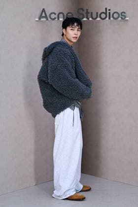 PFW Acne Studios Photocall Johnny Suh attending the Acne Studios Womenswear Spring Summer 2026 show as part of Paris Fashion Week in Paris, France on October 01, 2025. Photo by Aurore Marechal ABACAPRESS.COM Paris France  Copyright: xMarechalxAurore ABACAx