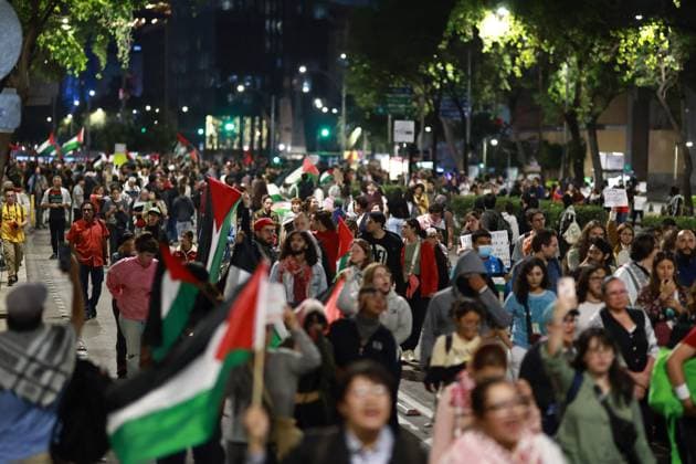 Protest in Mexico City against Israel s attack on the Global Sumud Flotilla MEXICO CITY, MEXICO - OCTOBER 01: Demonstrators hold Palestinian flags and banners during a protest against Israel s attack on the Global Sumud Flotilla, in Mexico City, Mexico on October 01, 2025. Daniel Cardenas Anadolu Mexico City Mexico. Editorial use only. Please get in touch for any other usage.  Copyright: x2025xAnadoluxDanielxCardenasx