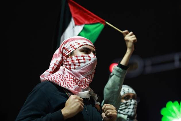 Protest in Mexico City against Israel s attack on the Global Sumud Flotilla MEXICO CITY, MEXICO - OCTOBER 01: A demonstrator holds a Palestinian flag during a protest against Israel s attack on the Global Sumud Flotilla, in Mexico City, Mexico on October 01, 2025. Daniel Cardenas Anadolu Mexico City Mexico. Editorial use only. Please get in touch for any other usage.  Copyright: x2025xAnadoluxDanielxCardenasx