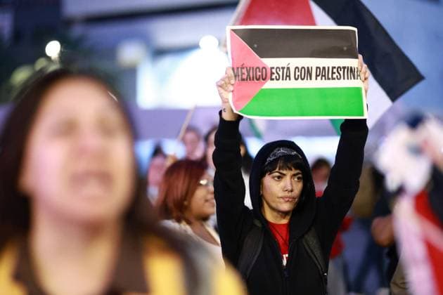 Protest in Mexico City against Israel s attack on the Global Sumud Flotilla MEXICO CITY, MEXICO - OCTOBER 01: A demonstrator holds a banner during a protest against Israel s attack on the Global Sumud Flotilla, in Mexico City, Mexico on October 01, 2025. Daniel Cardenas Anadolu Mexico City Mexico. Editorial use only. Please get in touch for any other usage.  Copyright: x2025xAnadoluxDanielxCardenasx