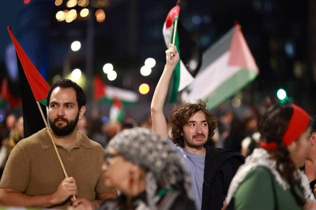 Protest in Mexico City against Israel s attack on the Global Sumud Flotilla MEXICO CITY, MEXICO - OCTOBER 01: Demonstrators hold Palestinian flags during a protest against Israel s attack on the Global Sumud Flotilla, in Mexico City, Mexico on October 01, 2025. Daniel Cardenas Anadolu Mexico City Mexico. Editorial use only. Please get in touch for any other usage.  Copyright: x2025xAnadoluxDanielxCardenasx