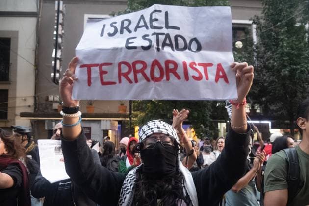 A woman taking part during a protest in front of the Ministry of Foreign Affairs (SRE) against the Israeli army s illegal detention of four Mexican activists traveling on a Sumud flotilla boat in international waters, with the purpose of delivering humanitarian aid to Gaza and demanding diplomatic break with Israel. on October 1, 2025 in Mexico City, Mexico. Mexico City Mexico - ZUMAe321 20251001_zia_e321_034 Copyright: xMarcoxGonzalezx