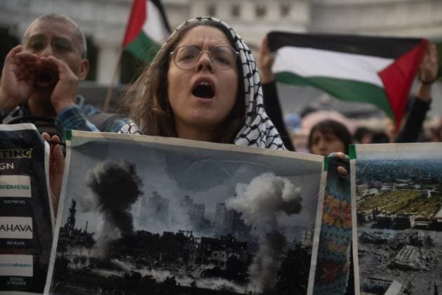 A woman taking part during a protest in front of the Ministry of Foreign Affairs (SRE) against the Israeli army s illegal detention of four Mexican activists traveling on a Sumud flotilla boat in international waters, with the purpose of delivering humanitarian aid to Gaza and demanding diplomatic break with Israel. on October 1, 2025 in Mexico City, Mexico. Mexico City Mexico - ZUMAe321 20251001_zia_e321_036 Copyright: xMarcoxGonzalezx