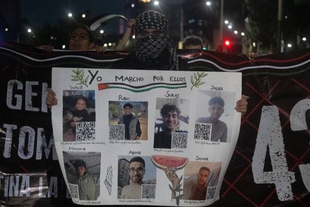 Pro-Palestinian demonstrators taking part during a protest in front of the Ministry of Foreign Affairs (SRE) against the Israeli army s illegal detention of four Mexican activists traveling on a Sumud flotilla boat in international waters, with the purpose of delivering humanitarian aid to Gaza and demanding diplomatic break with Israel. on October 1, 2025 in Mexico City, Mexico. Mexico City Mexico - ZUMAe321 20251001_zia_e321_023 Copyright: xMarcoxGonzalezx