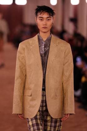 PFW - Acne Studios Runway A model walks the runway during the Acne Studios Womenswear Spring Summer 2026 show as part of Paris Fashion Week on October 01, 2025 in Paris, France. Photo by Alain-Gil Gonzalez ABACAPRESS.COM Paris France  Copyright: xGonzalezxAlain-Gil ABACAx