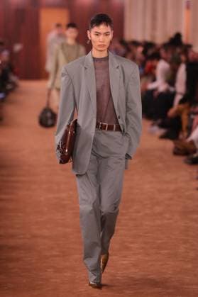 PFW - Acne Studios Runway A model walks the runway during the Acne Studios Womenswear Spring Summer 2026 show as part of Paris Fashion Week on October 01, 2025 in Paris, France. Photo by Alain-Gil Gonzalez ABACAPRESS.COM Paris France  Copyright: xGonzalezxAlain-Gil ABACAx