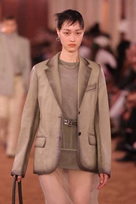 PFW - Acne Studios Runway A model walks the runway during the Acne Studios Womenswear Spring Summer 2026 show as part of Paris Fashion Week on October 01, 2025 in Paris, France. Photo by Alain-Gil Gonzalez ABACAPRESS.COM Paris France  Copyright: xGonzalezxAlain-Gil ABACAx
