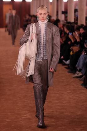 PFW - Acne Studios Runway A model walks the runway during the Acne Studios Womenswear Spring Summer 2026 show as part of Paris Fashion Week on October 01, 2025 in Paris, France. Photo by Alain-Gil Gonzalez ABACAPRESS.COM Paris France  Copyright: xGonzalezxAlain-Gil ABACAx