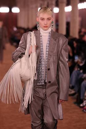 PFW - Acne Studios Runway A model walks the runway during the Acne Studios Womenswear Spring Summer 2026 show as part of Paris Fashion Week on October 01, 2025 in Paris, France. Photo by Alain-Gil Gonzalez ABACAPRESS.COM Paris France  Copyright: xGonzalezxAlain-Gil ABACAx