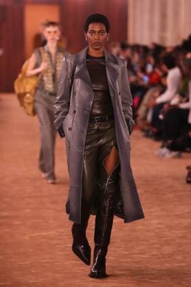 PFW - Acne Studios Runway A model walks the runway during the Acne Studios Womenswear Spring Summer 2026 show as part of Paris Fashion Week on October 01, 2025 in Paris, France. Photo by Alain-Gil Gonzalez ABACAPRESS.COM Paris France  Copyright: xGonzalezxAlain-Gil ABACAx