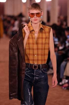 PFW - Acne Studios Runway A model walks the runway during the Acne Studios Womenswear Spring Summer 2026 show as part of Paris Fashion Week on October 01, 2025 in Paris, France. Photo by Alain-Gil Gonzalez ABACAPRESS.COM Paris France  Copyright: xGonzalezxAlain-Gil ABACAx