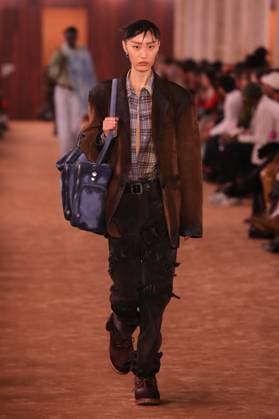 PFW - Acne Studios Runway A model walks the runway during the Acne Studios Womenswear Spring Summer 2026 show as part of Paris Fashion Week on October 01, 2025 in Paris, France. Photo by Alain-Gil Gonzalez ABACAPRESS.COM Paris France  Copyright: xGonzalezxAlain-Gil ABACAx
