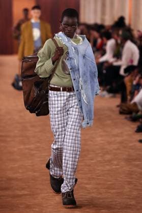 PFW - Acne Studios Runway A model walks the runway during the Acne Studios Womenswear Spring Summer 2026 show as part of Paris Fashion Week on October 01, 2025 in Paris, France. Photo by Alain-Gil Gonzalez ABACAPRESS.COM Paris France  Copyright: xGonzalezxAlain-Gil ABACAx