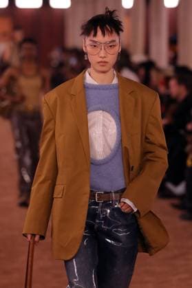 PFW - Acne Studios Runway A model walks the runway during the Acne Studios Womenswear Spring Summer 2026 show as part of Paris Fashion Week on October 01, 2025 in Paris, France. Photo by Alain-Gil Gonzalez ABACAPRESS.COM Paris France  Copyright: xGonzalezxAlain-Gil ABACAx