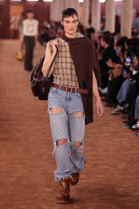 PFW - Acne Studios Runway A model walks the runway during the Acne Studios Womenswear Spring Summer 2026 show as part of Paris Fashion Week on October 01, 2025 in Paris, France. Photo by Alain-Gil Gonzalez ABACAPRESS.COM Paris France  Copyright: xGonzalezxAlain-Gil ABACAx