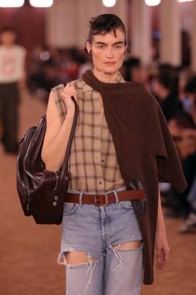PFW - Acne Studios Runway A model walks the runway during the Acne Studios Womenswear Spring Summer 2026 show as part of Paris Fashion Week on October 01, 2025 in Paris, France. Photo by Alain-Gil Gonzalez ABACAPRESS.COM Paris France  Copyright: xGonzalezxAlain-Gil ABACAx